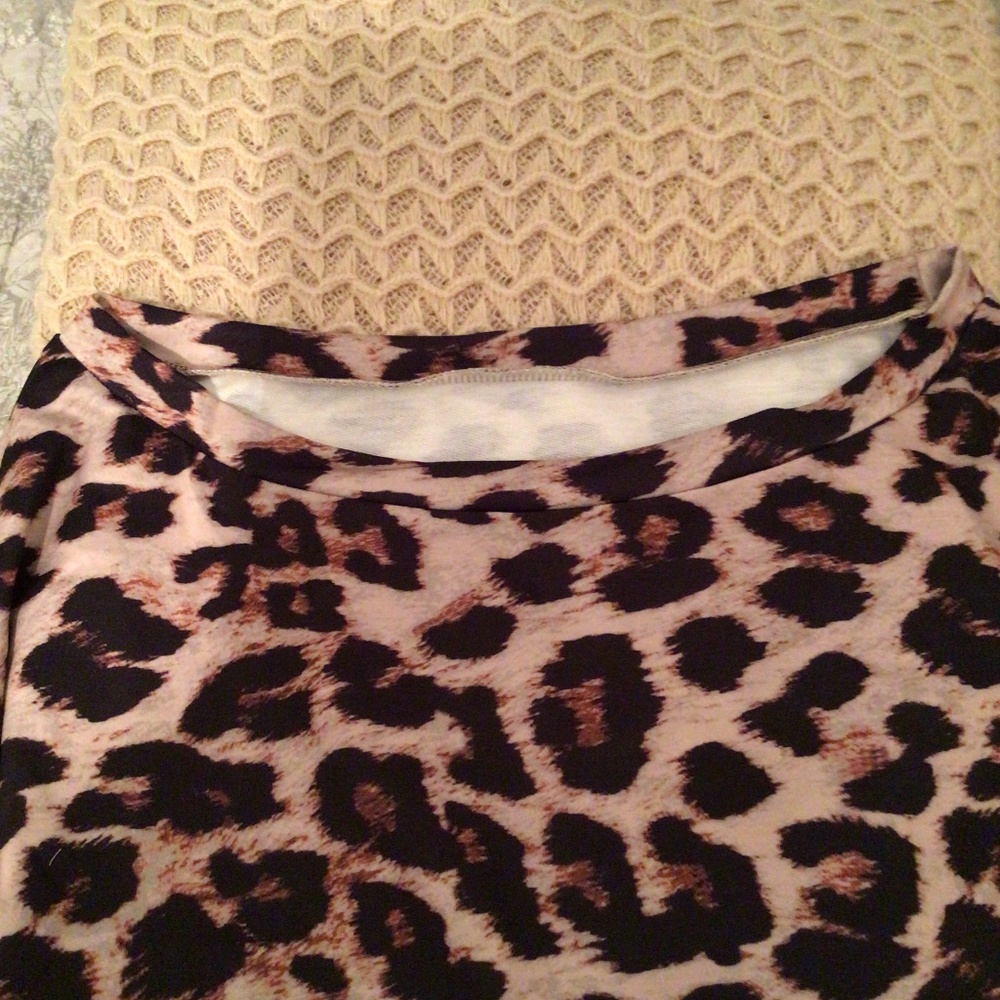 π₯³HP 11/22 Leopard pullover long sleeve top sz medium 22β bust flat - Picture 7 of 7